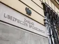 Tablica z napisem "Zakład Ubezpieczeń Społecznych" i godłem Polski.
