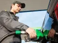 Pracownik Orlenu tankuje auto. Ciekawe, ile zarabia pracownik Orlenu za taką pracę.
