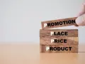Drewniane klocki z napisami: Product, Price, Place, Promotion.