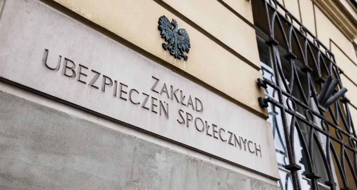 Tablica z napisem "Zakład Ubezpieczeń Społecznych" i godłem Polski.