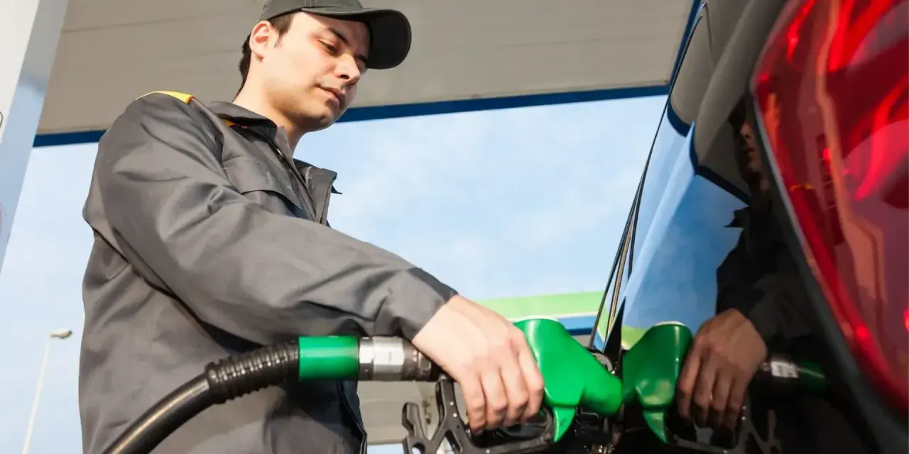 Pracownik Orlenu tankuje auto. Ciekawe, ile zarabia pracownik Orlenu za taką pracę.