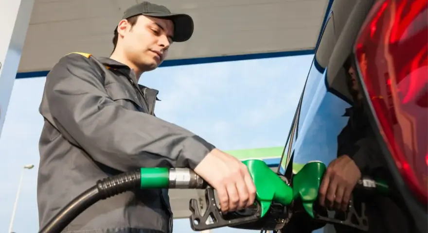 Pracownik Orlenu tankuje auto. Ciekawe, ile zarabia pracownik Orlenu za taką pracę.