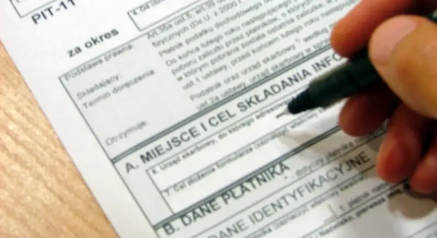 PIT-11 po zwolnieniu: Jak go odebrać i co gdy pracodawca zwleka?