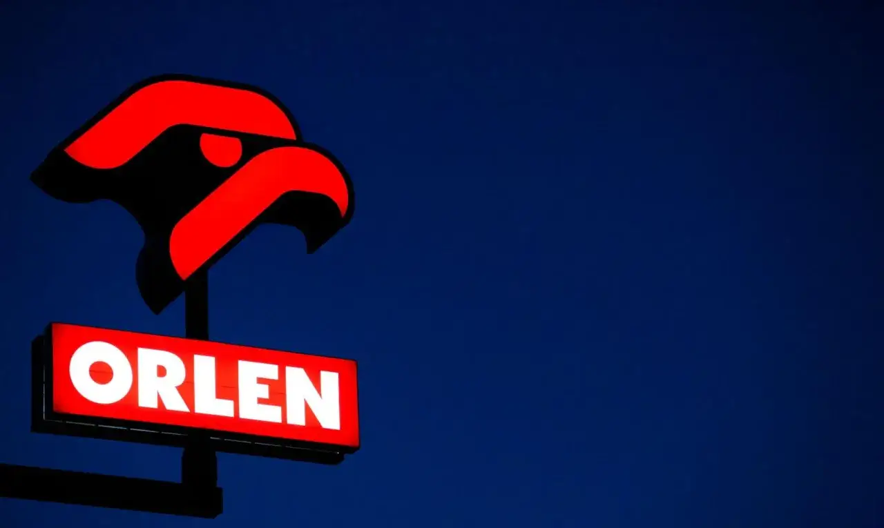 Logo Orlenu z orłem w czerwono-czarnych barwach. Zastanawiasz się, ile zarabia pracownik Orlenu?