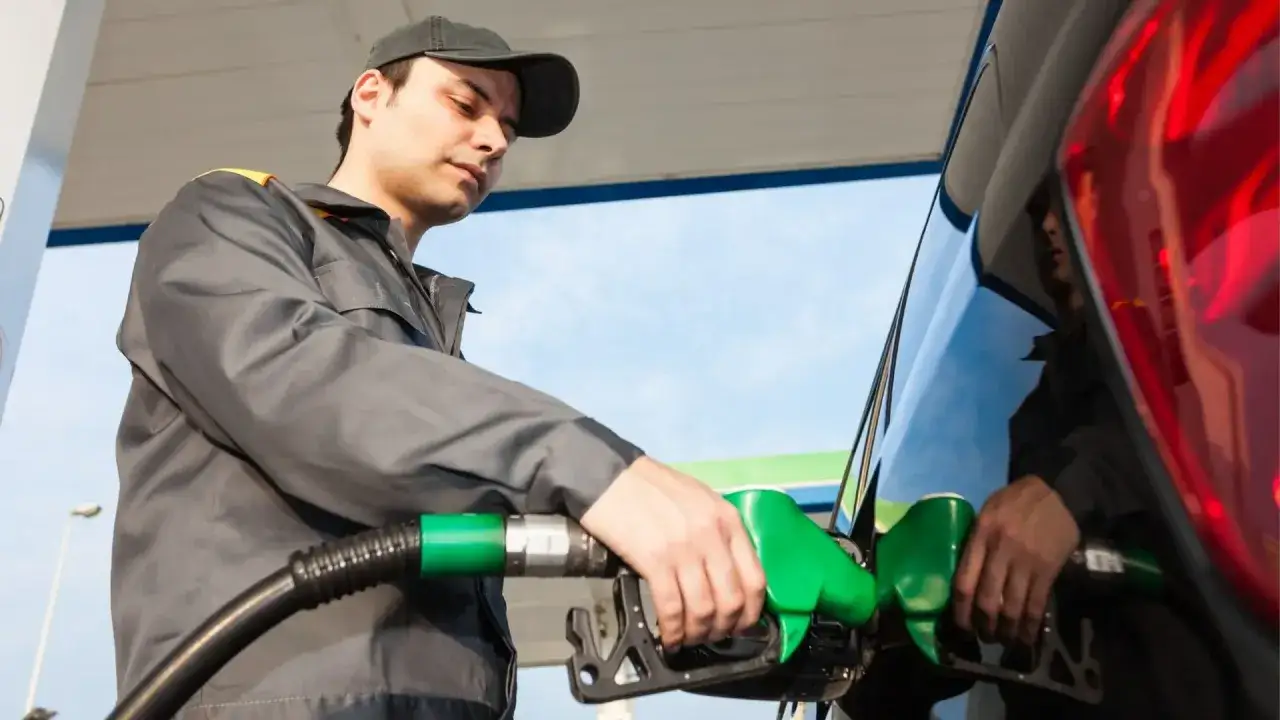 Pracownik Orlenu tankuje auto. Zastanawiasz się, ile zarabia pracownik Orlenu?